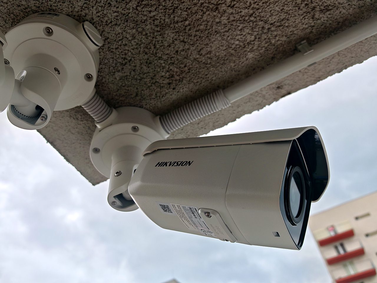 Venkovní kamera Hikvision na rozbočovací krabici pod přesahem stropu