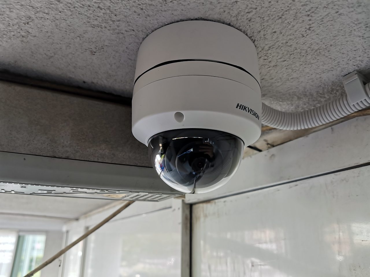 Kamera v kopuli Hikvision pod stropem