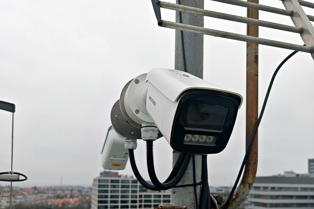 Dvě venkovní kamery Hikvision na stožáru na střeše domu