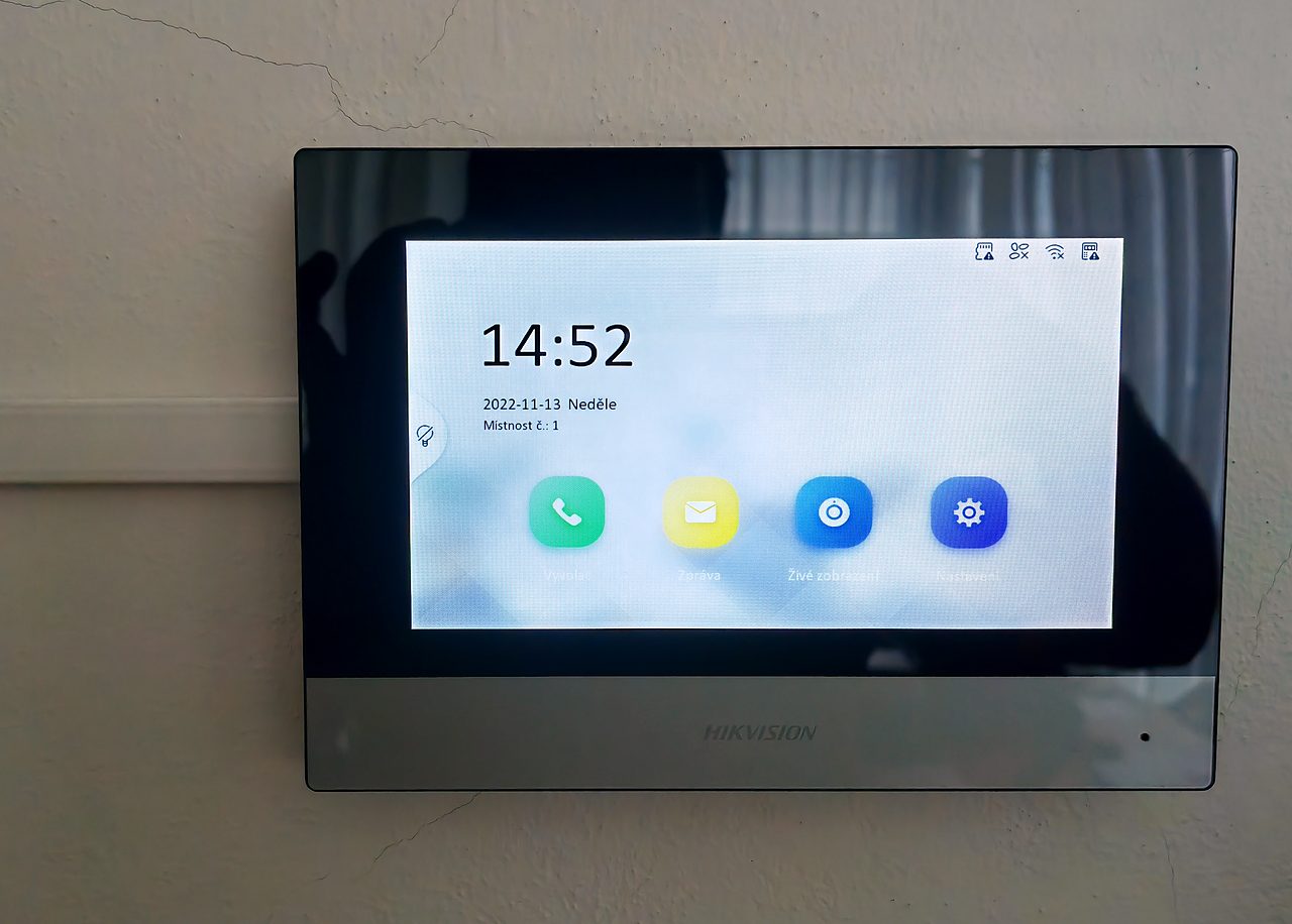 Monitor domovního videotelefonu Hikvision na stěně