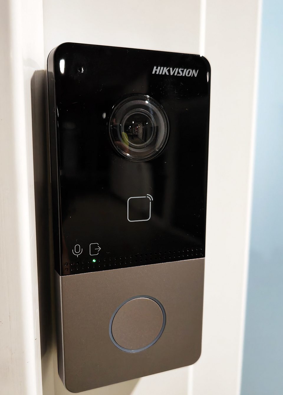 Venkovní jednotka videotelefonu Hikvision se čtečkou čipů u vchodu